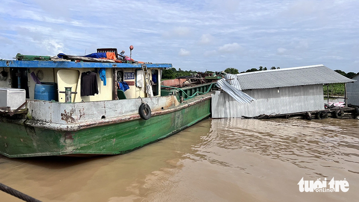 Hiện trường vụ sà lan tông bè cá nuôi của người dân trên sông Hậu - Ảnh: TIẾN VĂN