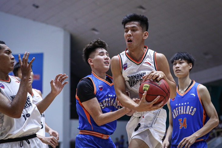 Danang Dragons (áo trắng) vẫn chưa có chiến thắng nào tại VBA 2023 - Ảnh: VBA