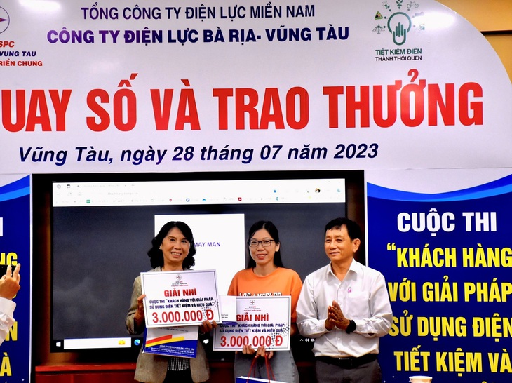 Ông Trần Thanh Hải, phó giám đốc Công ty Điện lực Bà Rịa-Vũng Tàu, trao giải nhì cho các khách hàng - Ảnh: Công ty cung cấp