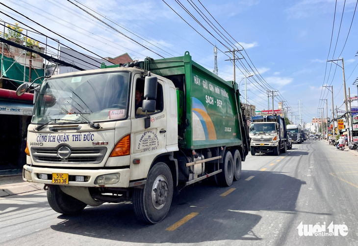 Xe rác nối đuôi nhau trên quốc lộ 50, đường dẫn vào khu liên hợp xử lý rác Đa Phước, TP.HCM - Ảnh: LÊ PHAN