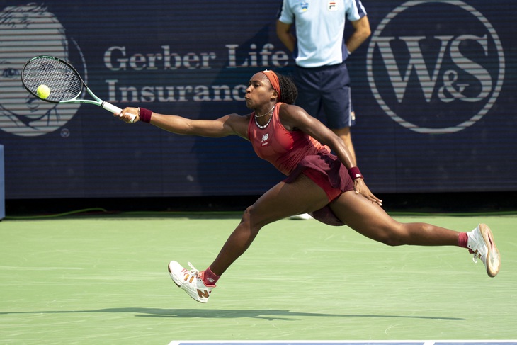 Coco Gauff gây sốc khi hạ tay vợt số 1 thế giới Iga Swiatek ở bán kết Cincinnati Open - Ảnh: REUTERS