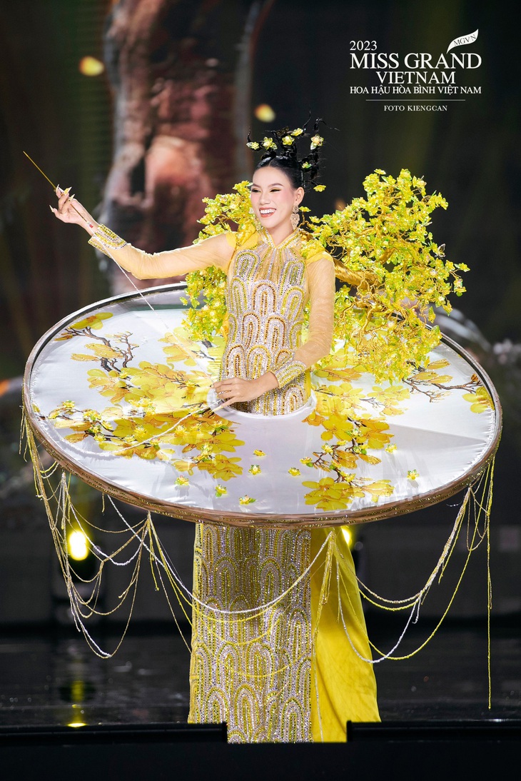 Thí sinh Miss Grand Vietnam 2023 &quot;mang&quot; cả khung thêu lên sân khấu để tôn vinh nghề thủ công truyền thống này