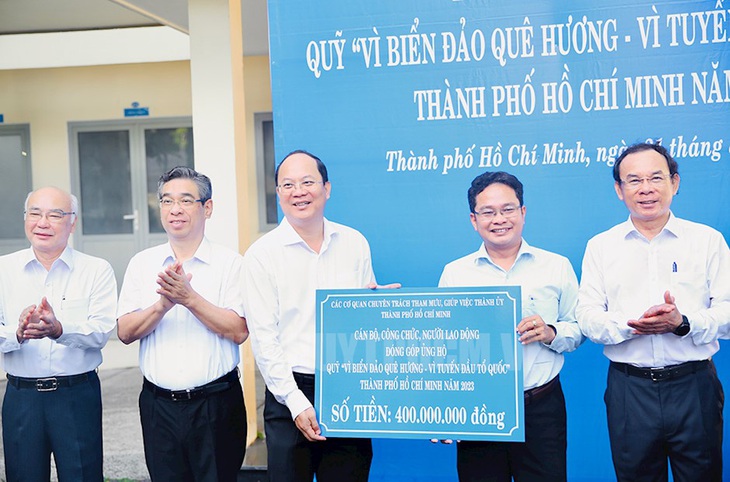 Phó bí thư Thành ủy TP.HCM Nguyễn Hồ Hải trao bảng kinh phí 400 triệu đồng ủng hộ cho đại diện Ban Thường trực Ủy ban Mặt trận Tổ quốc Việt Nam TP - Ảnh: L.H.