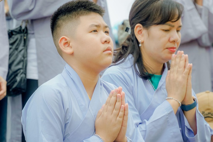 Hàng trăm Phật tử, trong đó có cả những bạn nhỏ về đỉnh thiêng Fansipan dự lễ Vu Lan ngày 18-8.