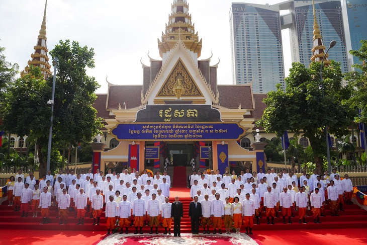 Quốc vương Campuchia Norodom Sihamoni chụp ảnh cùng các thành viên Quốc hội trước kỳ họp đầu tiên của Quốc hội khóa VII ở Phnom Penh, ngày 21-8 - Ảnh: REUTERS