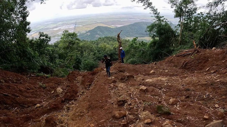 Điểm sạt lở ở Vồ Bà trên núi Cấm, thị xã Tịnh Biên, An Giang do mưa lớn kéo dài - Ảnh: E.X.