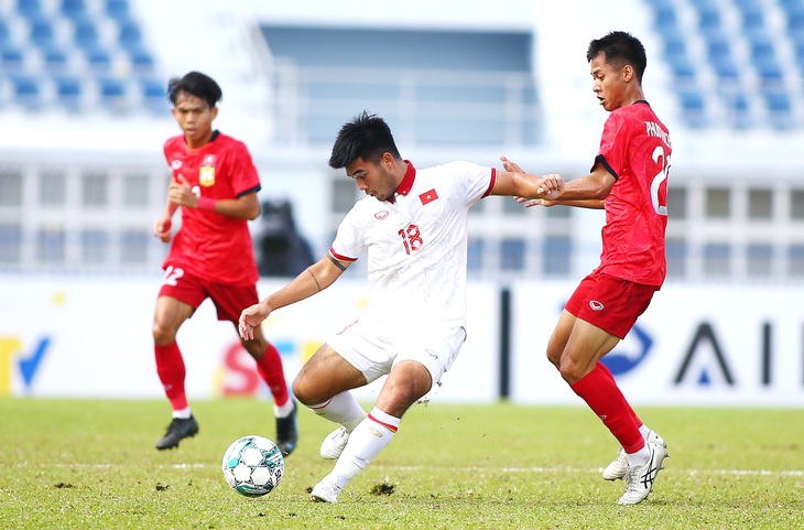 Đánh bại U23 Lào với tỉ số 4-1 nhưng HLV Hoàng Anh Tuấn chưa hài lòng về U23 Việt Nam - Ảnh: HOÀNG TÙNG