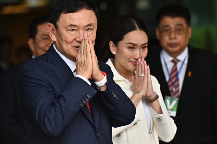 Cựu thủ tướng Thái Lan Thaksin Shinawatra có mặt tại Bangkok ngày 22-8 - Ảnh: AFP