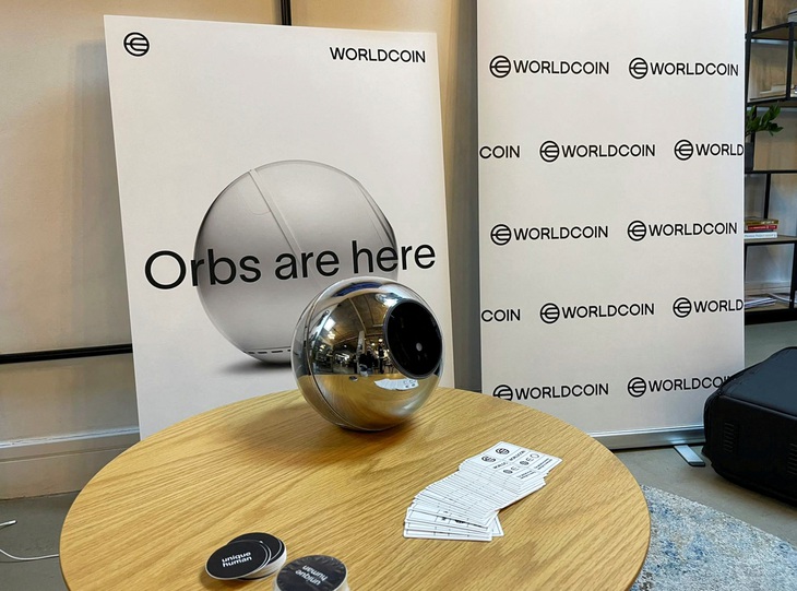 Quầy đăng ký Worldcoin ở Shoreditch (Đông London, Anh) tháng 7-2023. Ảnh: REUTERS