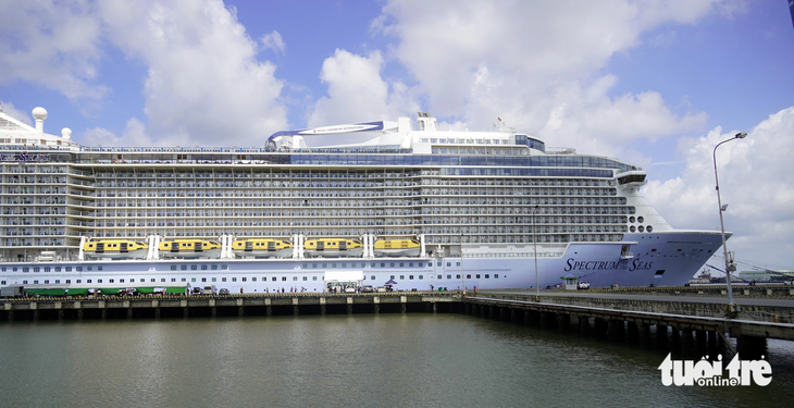 Tàu Spectrum of the Seas cập cảng ở Bà Rịa - Vũng Tàu sáng 22-8, đưa theo hơn 4.000 khách quốc tế - Ảnh: ĐÔNG HÀ  