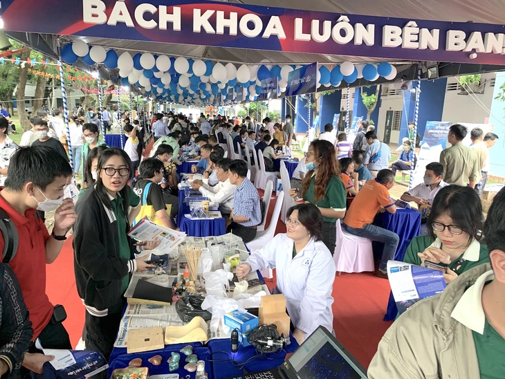 Thí sinh tìm hiểu thông tin tuyển sinh của Trường đại học Bách khoa (Đại học Quốc gia TP.HCM) tại Ngày hội lựa chọn nguyện vọng xét tuyển 2023 - Ảnh: TRẦN HUỲNH