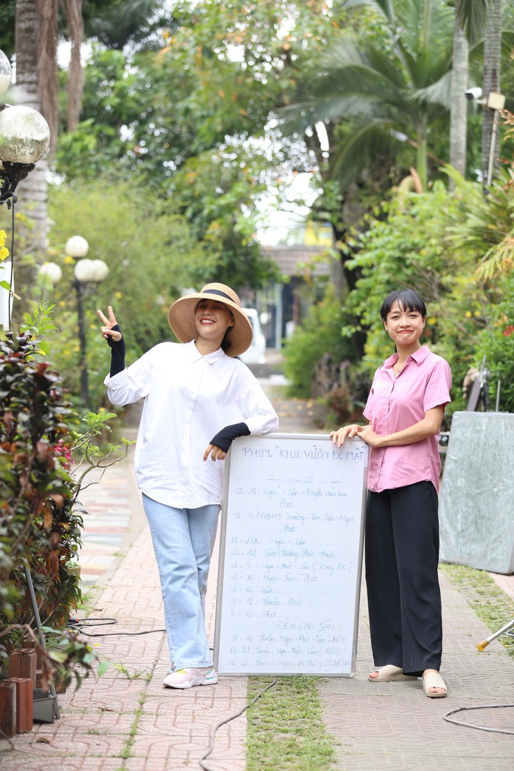 Hai chị em Lê Bê La (phải) và Lê Chi Na trên phim trường Khu vườn bí mật - Ảnh: ĐPCC