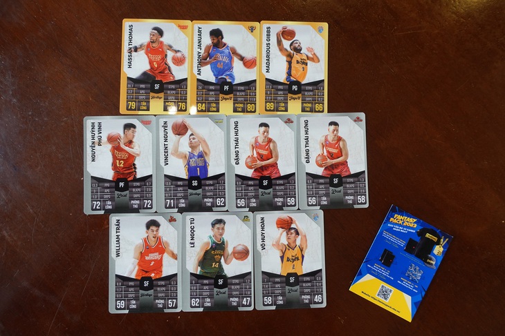 Người hâm mộ khoe một gói 10 thẻ VBA Fantasy Pack 2023 - Ảnh: VBA