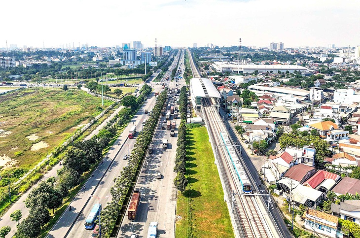 Tàu metro số 1 Bến Thành - Suối Tiên chạy thử nghiệm trên đường ray đoạn qua TP Thủ Đức (TP.HCM) - Ảnh: TRÚC PHƯƠNG