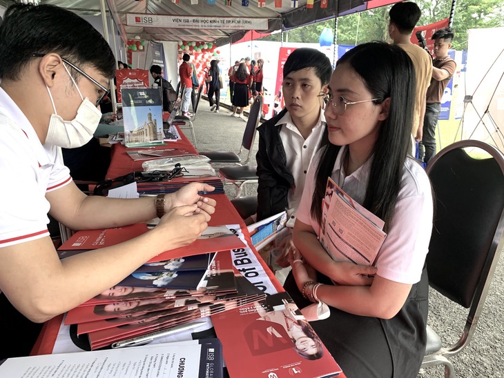 Thí sinh tìm hiểu thông tin tuyển sinh đại học tại gian tư vấn của Trường đại học Kinh tế TP.HCM - Ảnh: TRẦN HUỲNH