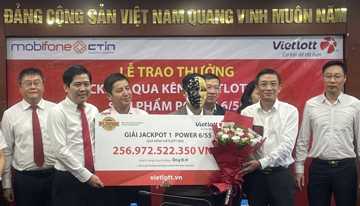 Mua một vé Vietlott 10.000 đồng, ông Đ.H. đến từ Gia Lai đã trúng gần 257 tỉ đồng - Ảnh: L.THANH