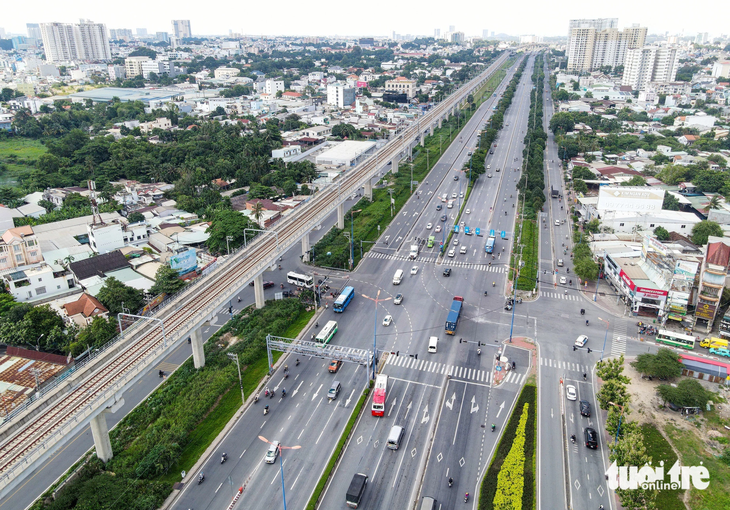 Đoạn xa lộ Hà Nội chính thức đổi tên đường (hướng ngã tư Bình Thái đi cầu Sài Gòn) - Ảnh: CHÂU TUẤN