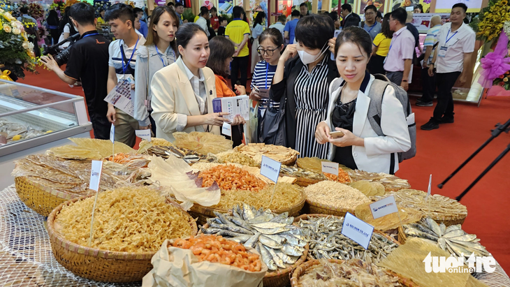 Ngoài thủy hải sản tươi, đa dạng mặt hàng thủy hải sản sơ chế, tinh chế được doanh nghiệp &quot;chào hàng&quot; đến khách - Ảnh: N.TRÍ