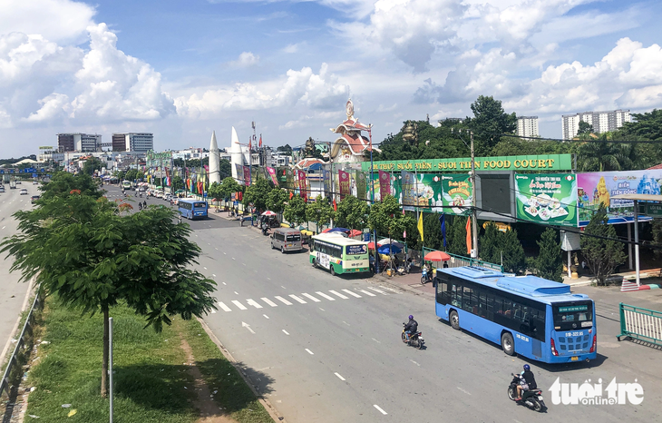 Nhiều tuyến buýt kết nối với Đại học Quốc gia TP.HCM vừa được thay đổi chỗ đậu xe và thời gian chạy - Ảnh: CHÂU TUẤN