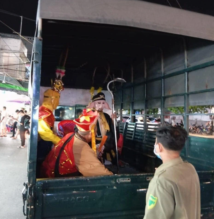 &quot;Thầy trò Tôn Ngộ Không&quot; trước chợ đêm Phú Quốc lên xe đội trật tự - Ảnh: Đ.Q.T.