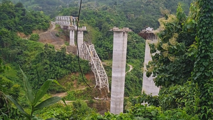 Cây cầu đang xây bị đổ sập khiến hàng chục người mắc kẹt dưới đống đổ nát - Ảnh: SKY NEWS