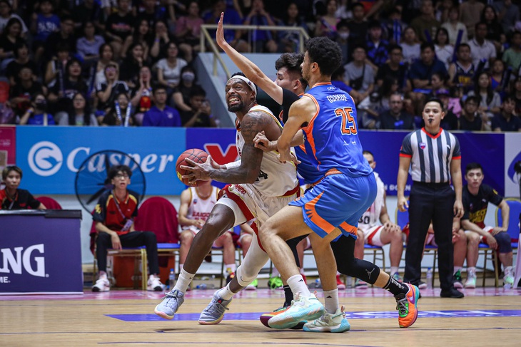 Hanoi Buffaloes (áo xanh) vượt qua Saigon Heat ở giai đoạn cuối - Ảnh: VBA