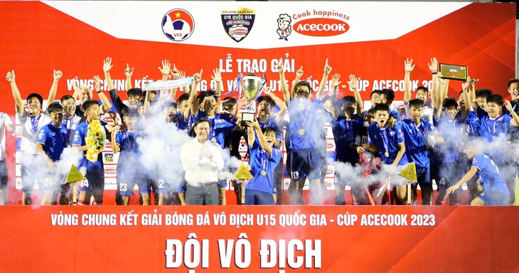 U15 PVF ăn mừng khi nhận cúp vô địch - Ảnh: TRUNG ĐẶNG