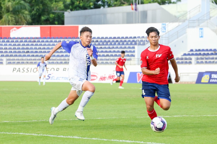 U15 PVF (áo đỏ) trong trận chung kết với U15 SLNA - Ảnh: TRUNG ĐẶNG