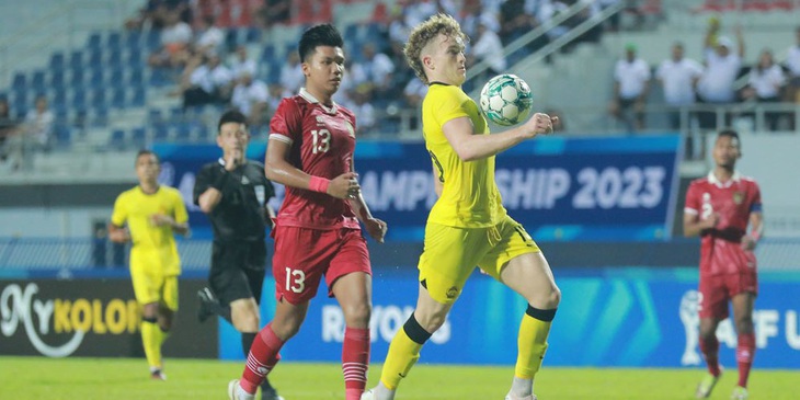 Fergus Tierney (bìa phải) là cầu thủ nguy hiểm bậc nhất bên phía U23 Malaysia - Ảnh: BOLA