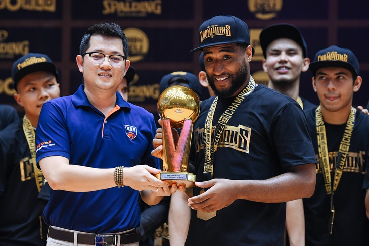 Madarious Gibbs (phải) từng giúp Saigon Heat vô địch VBA 2022 - Ảnh: VBA