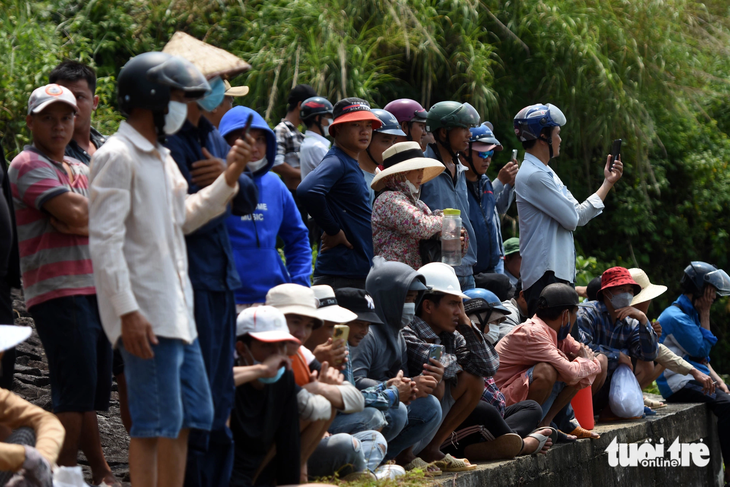 Ngoài các &quot;ngư dân&quot; bất đắc dĩ, hàng trăm người cũng vượt đường xa, nắng nóng dự &quot;lễ hội&quot; săn lộc trời dưới chân đập tràn - Ảnh: A LỘC