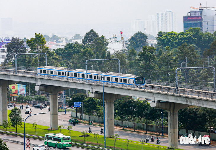 Trong hình là đường ray trên cao chạy tuyến metro số 1, bên dưới là xe buýt phổ thông. Thời gian tới sẽ có  nhiều hơn nữa các tuyến buýt phổ thông kết nối với metro. Việc này giúp người dân thuận tiện đi lại, sử dụng kết hợp nhiều loại phương tiện giao thông công cộng - Ảnh: CHÂU TUẤN