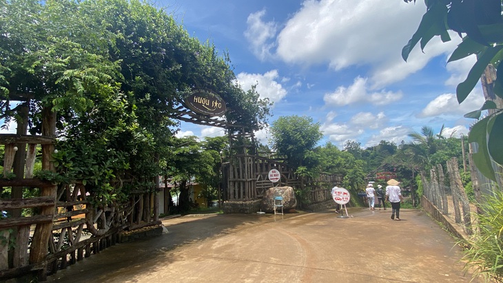 Nhà hàng Hươu Sao (TP Pleiku, Gia Lai), một trong những công trình bị Thanh tra TP Pleiku kết luận xây dựng trái phép trên đất nông nghiệp - Ảnh: ĐÌNH CƯƠNG