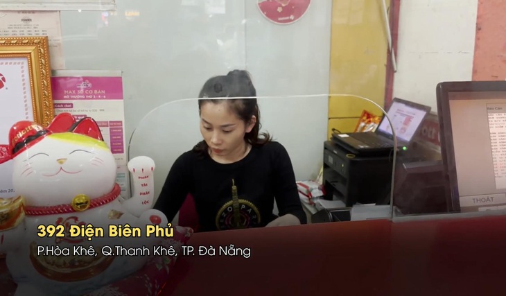 Người phụ nữ có duyên bấm vé trúng trăm tỉ ở Đà Nẵng - Ảnh 1. Chị Bích Nhật - người phụ nữ nhiều lần bán vé số trúng giải thưởng giá trị cao