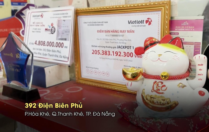 Người phụ nữ có duyên bấm vé trúng trăm tỉ ở Đà Nẵng - Ảnh 2. Chị Nhật là người bán tấm vé trúng Jackpot Power 6/55 trị giá 205 tỉ đồng tại Đà Nẵng và nhiều giải thưởng có giá trị khác