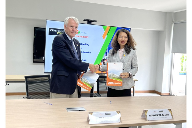 Cơ hội học bổng cho sinh viên Việt Nam từ Trường Centennial College, Canada - Ảnh 1. Đại diện hai trường ký kết vào ngày 21-8 tại Trường Đại học FPT TP HCM.
