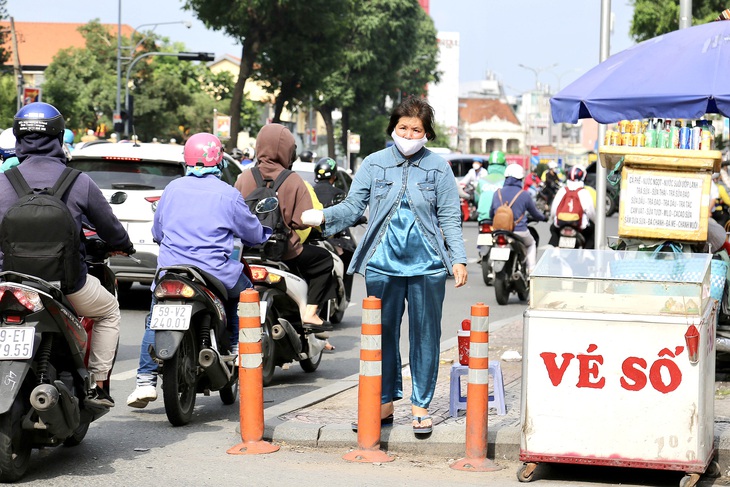 Bán vé số trên vỉa hè ở quận Bình Thạnh, TP.HCM - Ảnh: PHƯƠNG QUYÊN