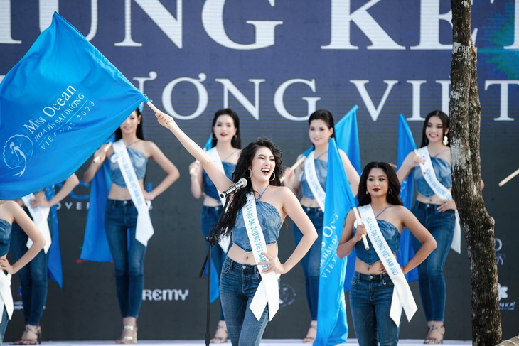 Những hình ảnh hề hước chỉ có ở Hoa hậu Đại dương Việt Nam 2023 - Ảnh 3. Thí sinh mở màn trình diễn "chay" vì sự cố âm thanh, nguồn điện ở sân khấu Hoa hậu Đại dương gặp sự cố