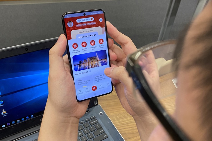 Người dân sử dụng ứng dụng VNeID - Ảnh: GIA HÂN