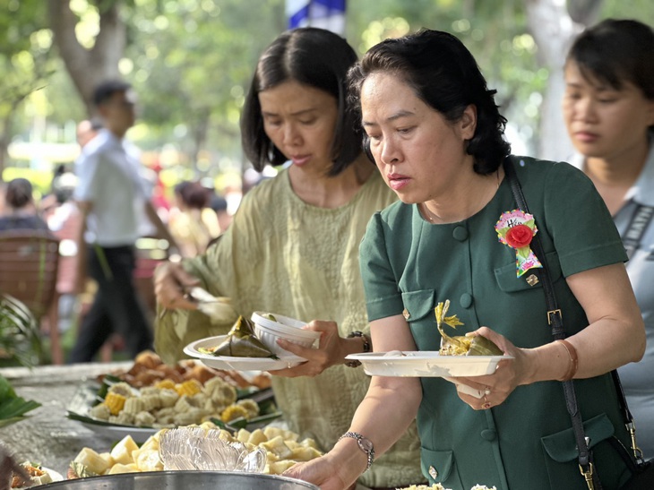 Nhiều khách hàng là người trung niên, lớn tuổi đến tham dự tiệc buffet chay - Ảnh: N.TRÍ