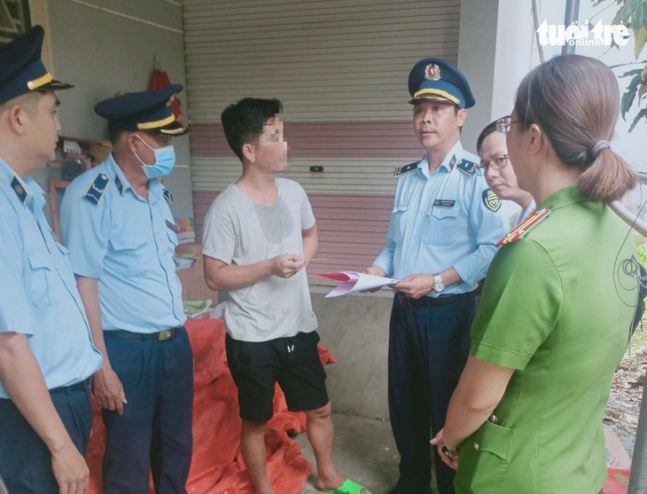 Lực lượng liên ngành kiểm tra tại doanh nghiệp nghi kinh doanh sách giáo khoa giả - Ảnh: Cổng thông tin Cục QLTT Bình Dương.