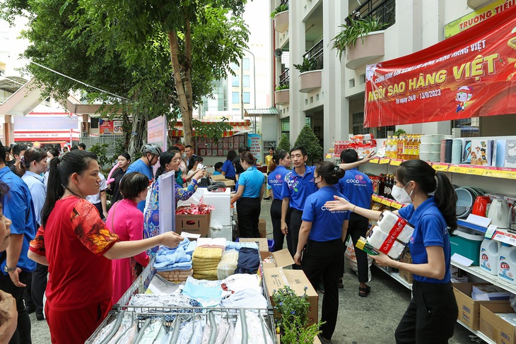 Gian hàng đổi rác nhựa, lon nước... lấy quà, cây xanh của UBND phường 7, quận Phú Nhuận - Ảnh: BÁCH THẢO