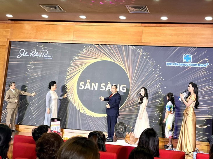 Bác sĩ giao tiếp tốt giúp bệnh nhân dịu đi những nỗi đau - Ảnh 1. Lễ khai mạc cuộc thi Én vàng UMC dành cho y bác sĩ và nhân viên y tế - Ảnh: T.Dương