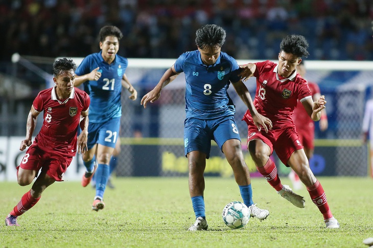 Bộ đôi tài năng Arkhan Fikri (8, áo đỏ) và Kadek Arel (13) là trụ cột của tuyển U23 Indonesia - Ảnh: HOÀNG TÙNG