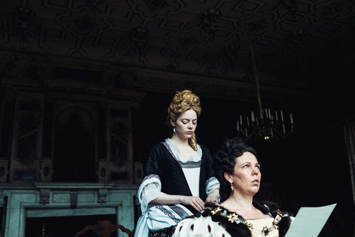 The Favourite khai thác câu chuyện về hoàng gia một cách trào phúng - Ảnh: Variety