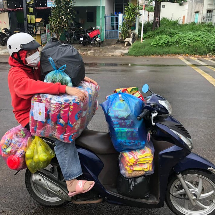Những hình ảnh hài hước của hội tân sinh viên sắp nhập học - Ảnh 1. Tay xách nách mang là hình ảnh thường thấy của tân sinh viên khi lên thành phố học.