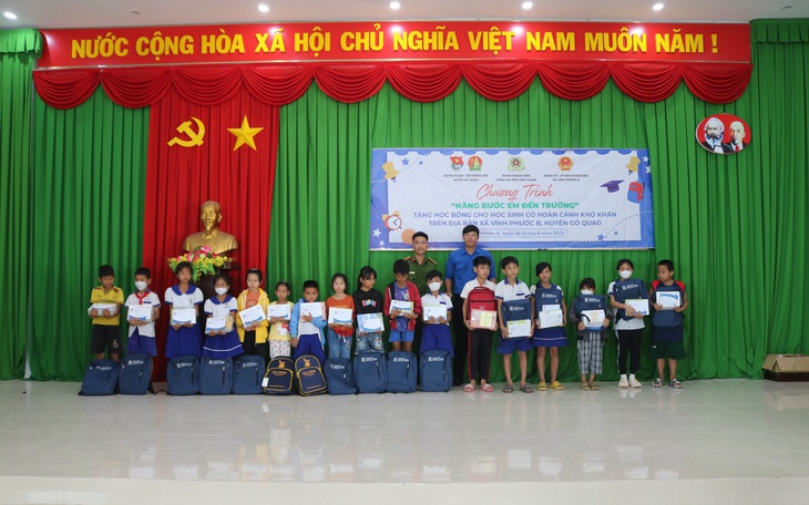 ‘Có học bổng và sách mới này đi học, con và các bạn vui lắm’