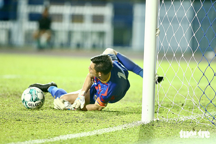 Pha cản phá thành công của thủ môn Quan Văn Chuẩn đưa U23 Việt Nam đăng quang ở giải U23 Đông Nam Á 2023 - Ảnh: HOÀNG TÙNG