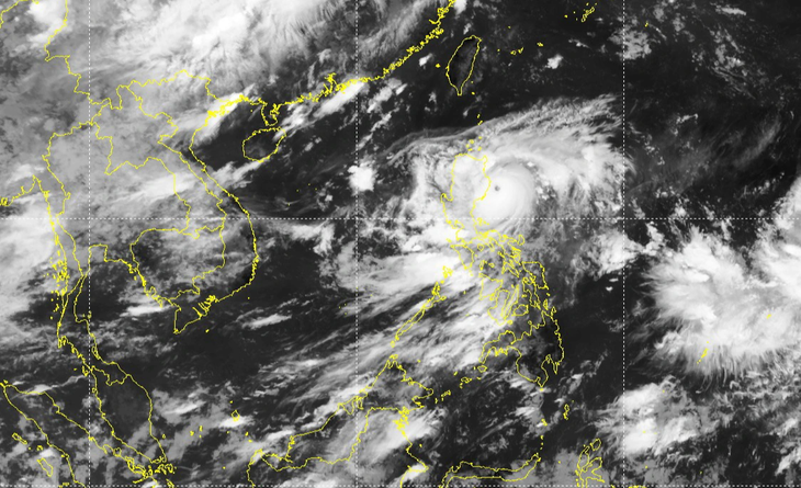 Ảnh mây vệ tinh có thể thấy rõ mắt bão Saola - Ảnh: NCHMF