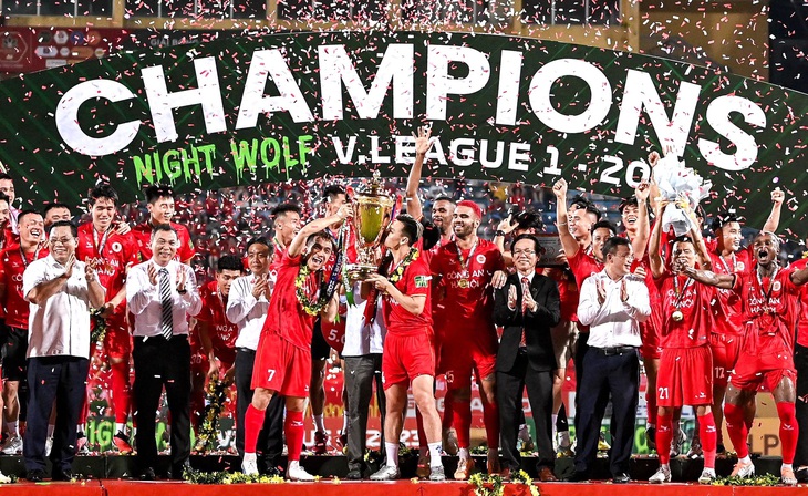 Cúp vô địch V-League 2023 đã thuộc về CLB Công An Hà Nội - Ảnh: NAM TRẦN